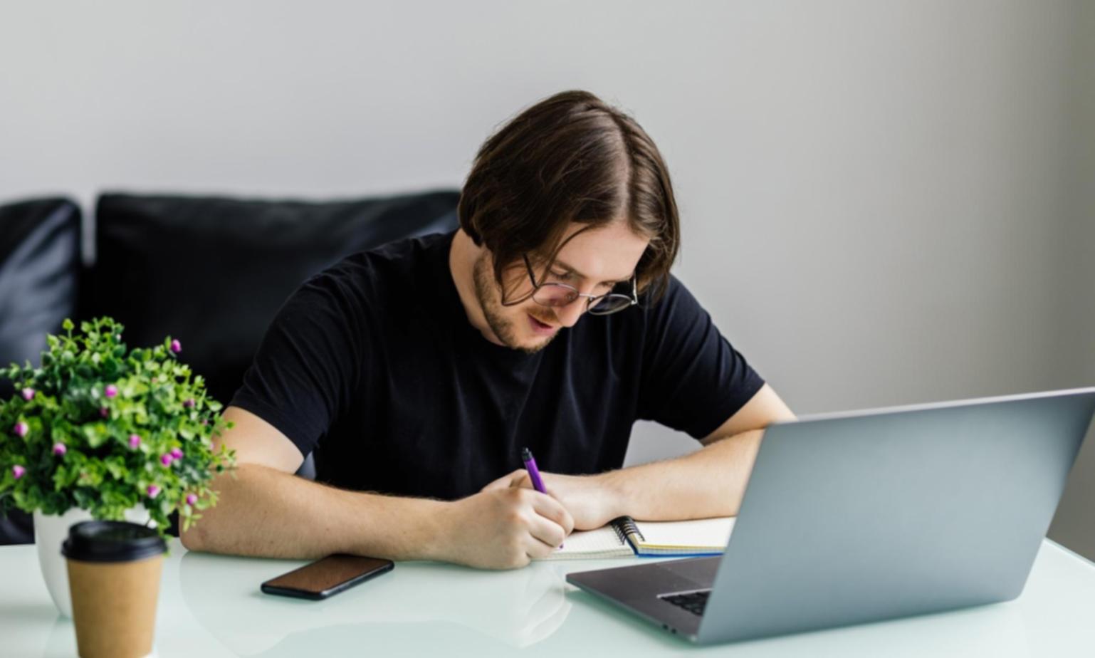 Espacio de trabajo colaborativo con materiales de planificación financiera
